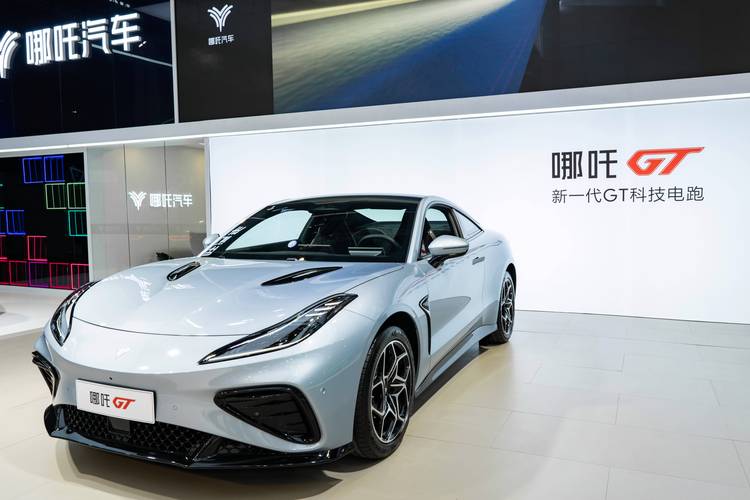 东莞221哪吒汽车在智能汽车领域的表现，领途汽车在新能源汽车市场中的影响力